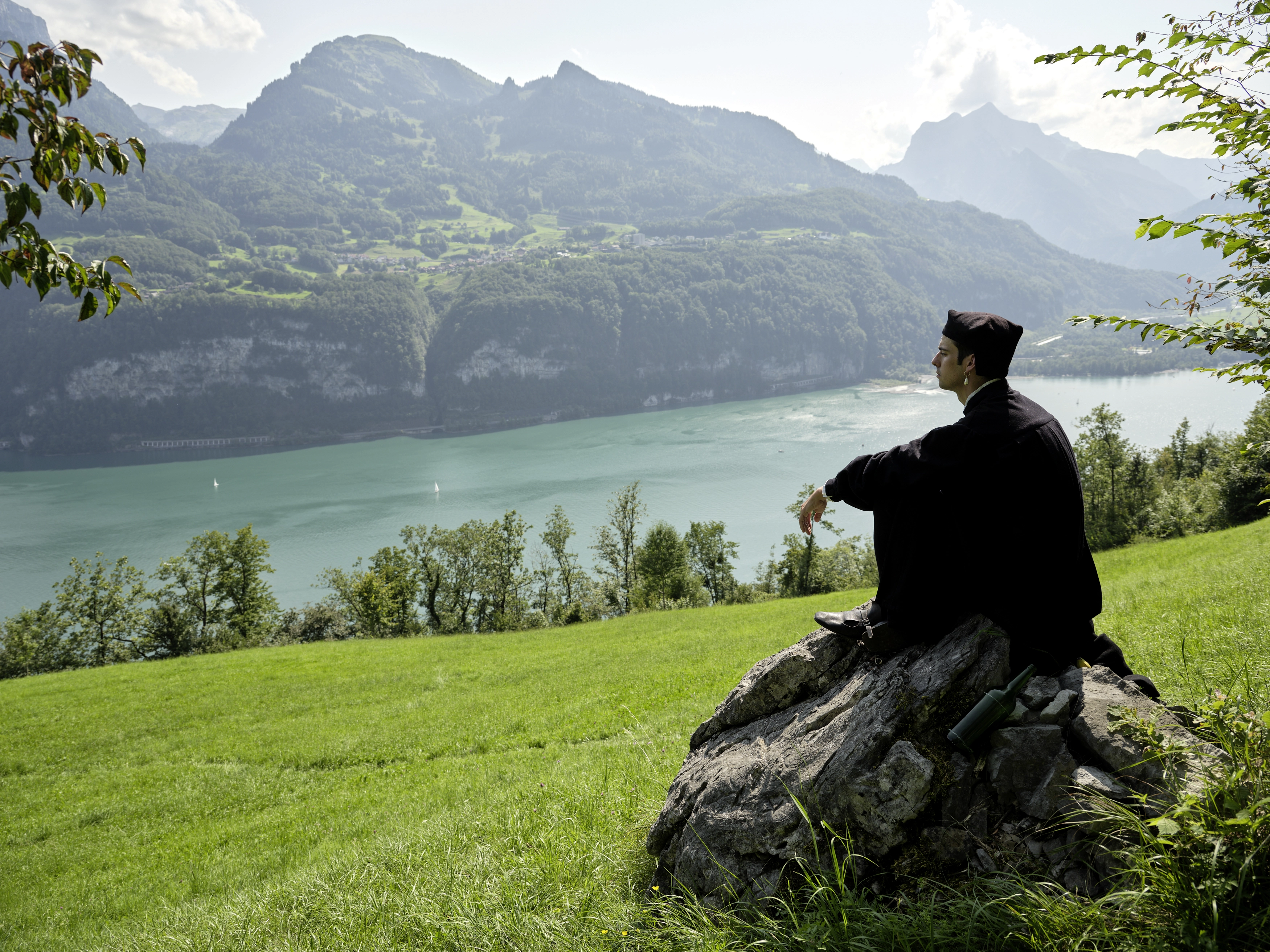Maria Loboda – An exhausted Dr. John Dee enjoys the view towards the lake, 2021 – Foto: David Aebi
