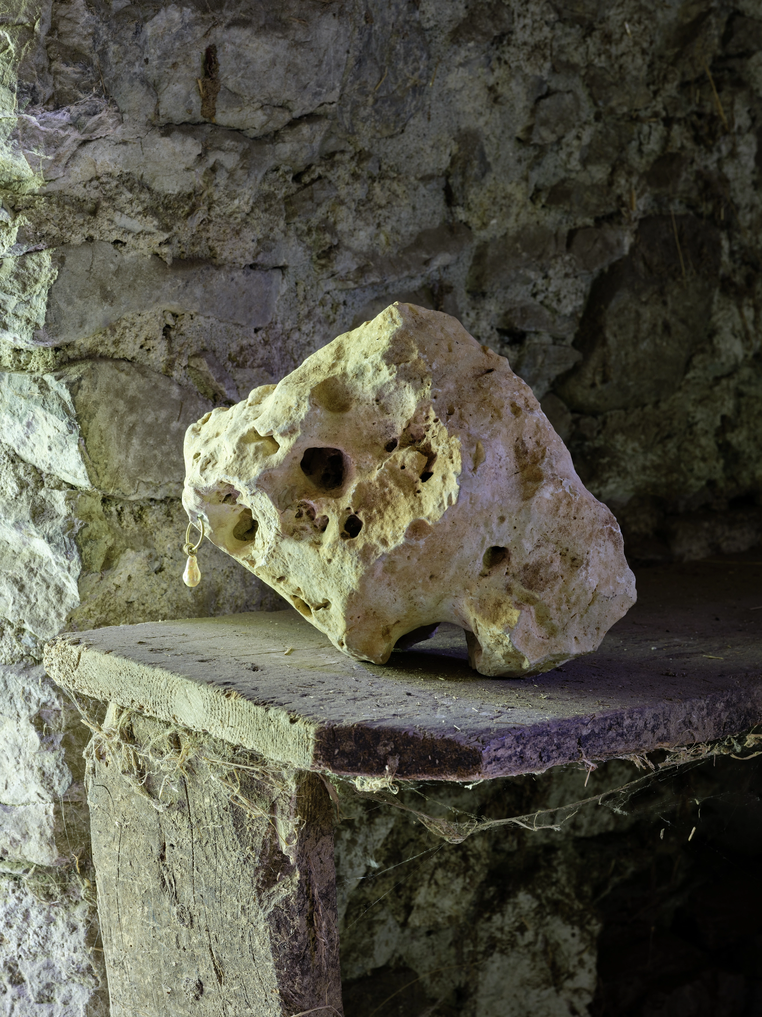 Maria Loboda – An exhausted Dr. John Dee enjoys the view towards the lake, 2021 – Foto: David Aebi